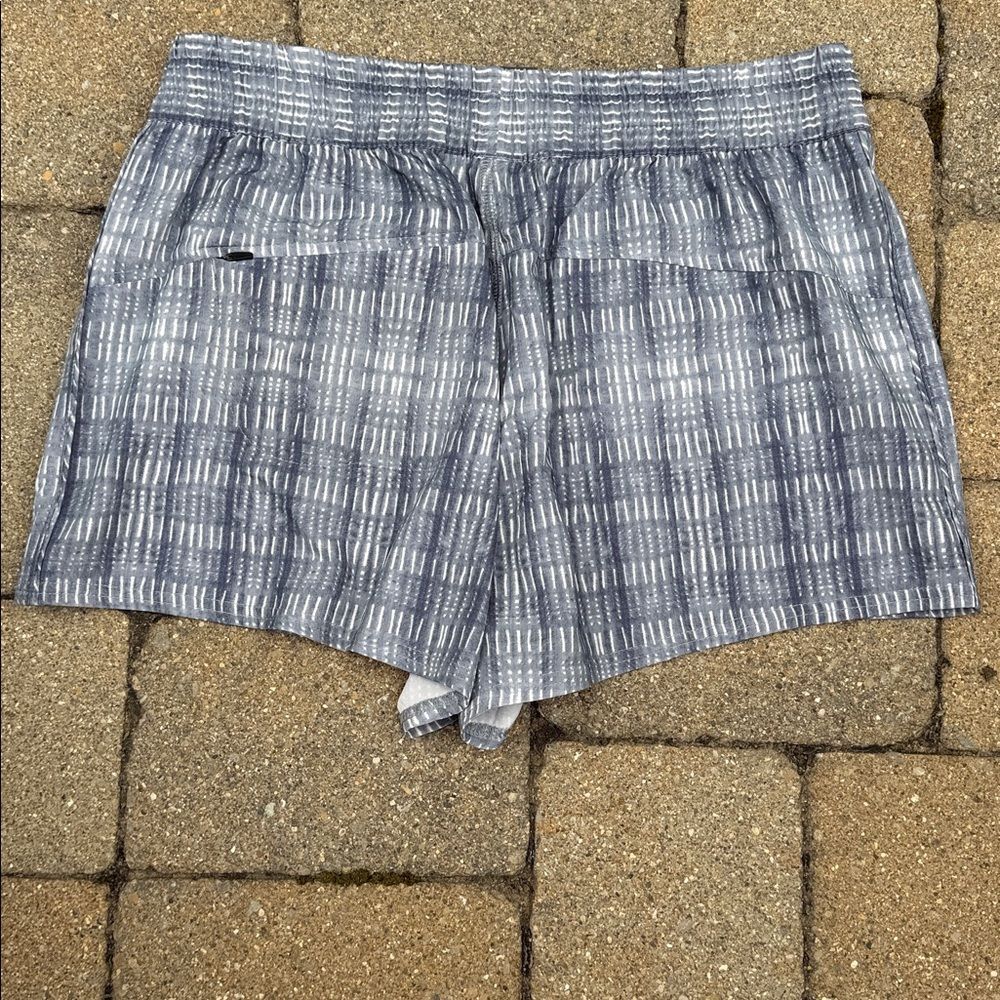 Vuori Shorts Wm Large Running Athletic Gray White Drawstring Pockets - Picture 3 of 8